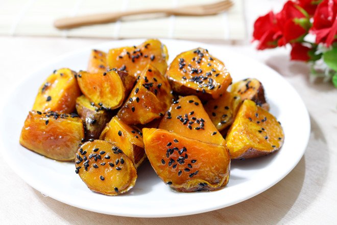 dĩa mứt khoai lang vàng rắc mè