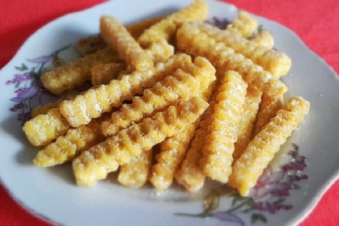 dĩa mứt khoai lang vàng sấy giòn