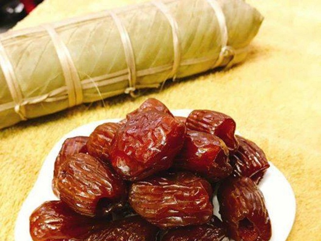 dĩa mứt táo và đòn bánh tét