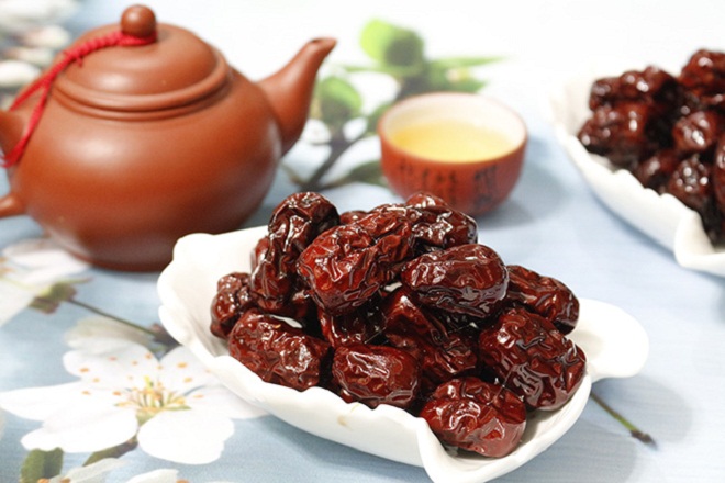 dĩa mứt táo với ấm trà