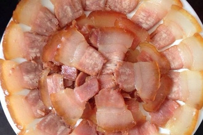 dĩa thịt ba chỉ ngâm nước mắm xắt miếng