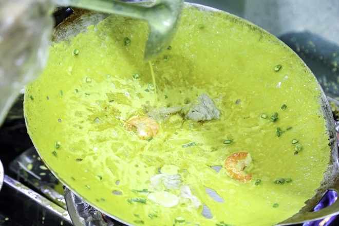 đổ bột bánh xèo vào chảo chiên