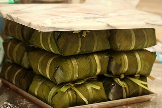 ép bánh chưng cho hết nước bên trong