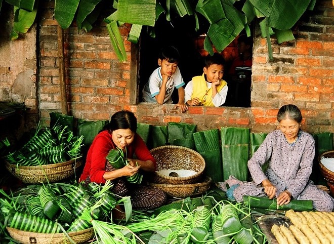 gói bánh tét tạo không khí gia đình ấm cúng