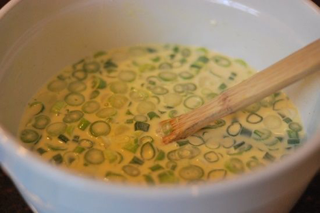 hòa bột làm bánh xèo