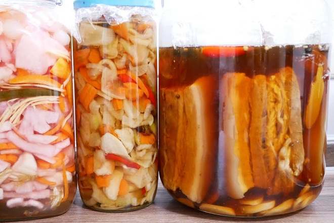hũ dưa món và thịt ba chỉ ngâm nước mắm