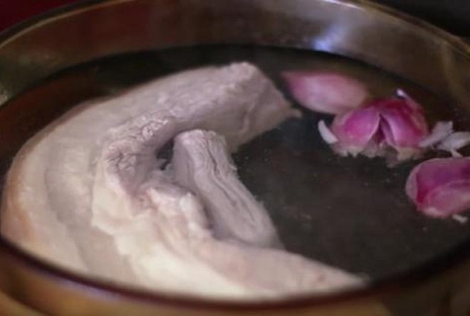 khử mùi bằng củ hành tím khi luộc thịt