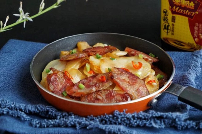 lạp xưởng xào khoai tây