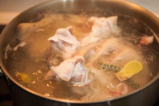 luộc tai heo với tiêu xanh
