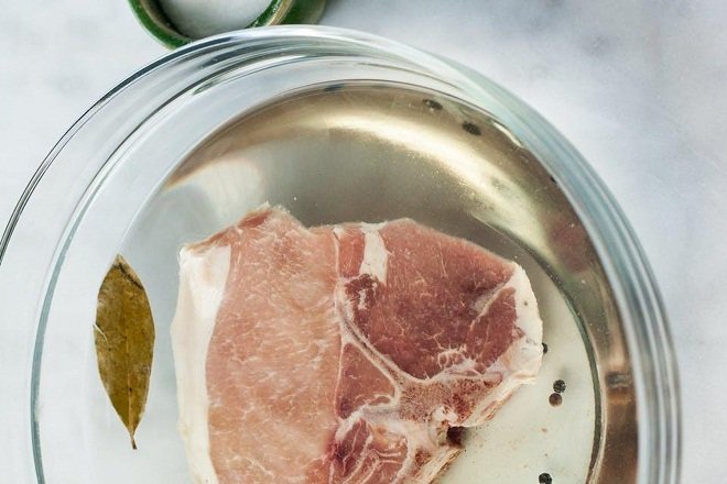 mẹo rã đông thức ăn bằng nước lạnh pha muối