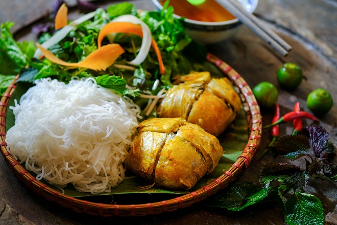 mẹt nem cua bể rán giòn ăn với bún