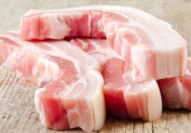 miếng thịt heo sống màu còn tươi