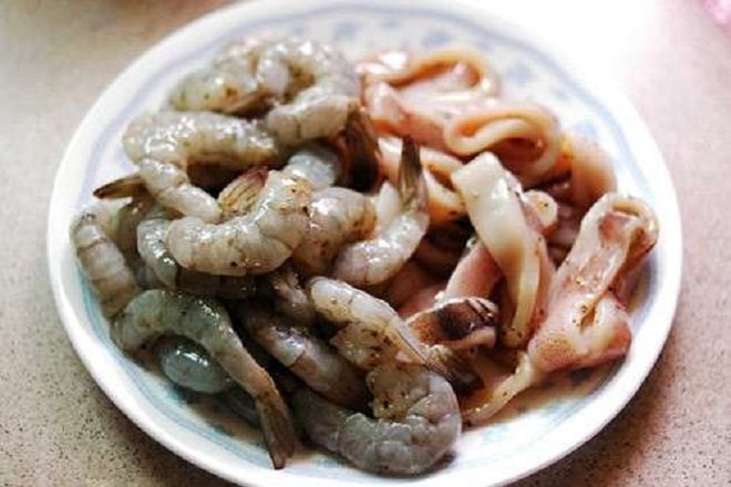 mực và tôm sau khi sơ chế
