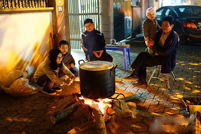 nấu bánh chưng bằng bếp củi