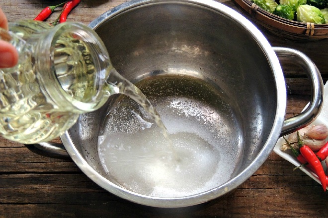 nấu hỗn hợp dấm đường muối ngâm cà pháo