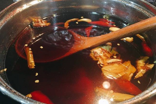 nấu hỗn hợp nước mắm ngâm thịt bắp bò chua ngọt