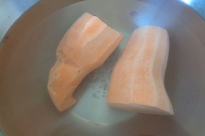 ngâm 2 nửa củ khoai lang với nước chanh pha muối