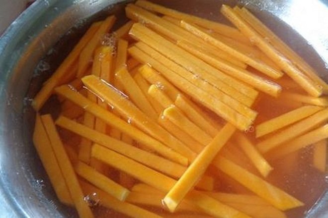 ngâm bí đỏ với nước vôi trong