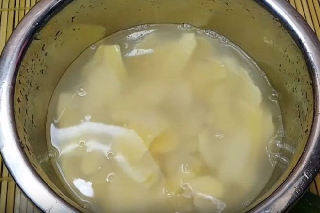 ngâm gừng thái lát với nước vo gạo