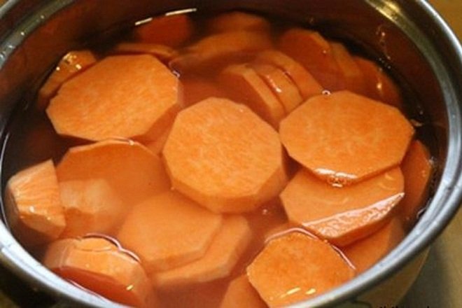 ngâm khoai lang cắt khoanh tròn với nước vôi trong