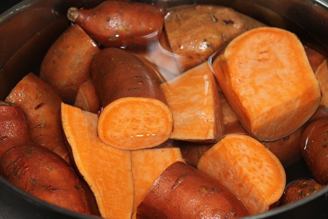 ngâm khoai lang với nước muối loãng