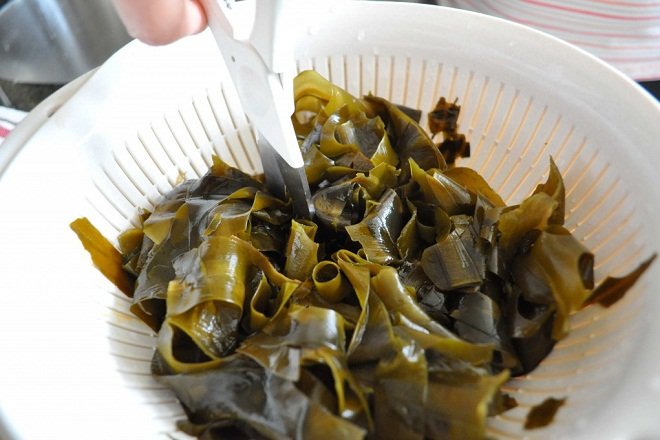 ngâm rong biển khô với nước và cắt miếng