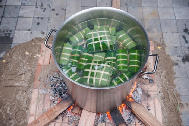 nồi bánh chưng vừa đun lên