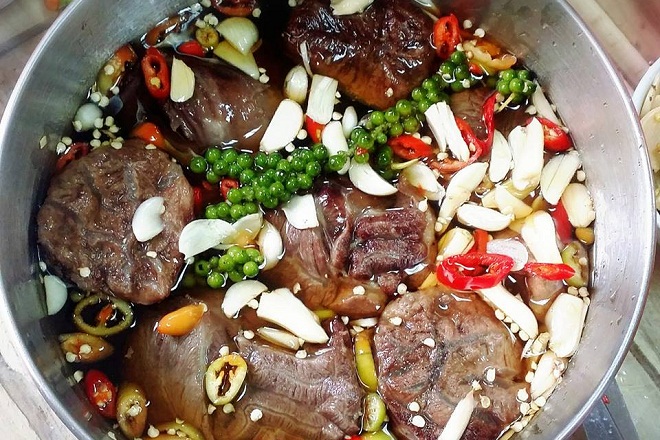 nồi bắp bò ngâm nước mắm tiêu xanh