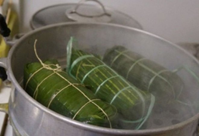nồi chả lụa đang đun