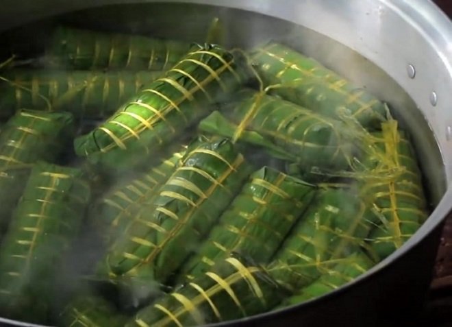 nồi luộc bánh tét đang sôi