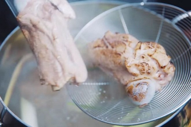 nồi nước hầm xương heo