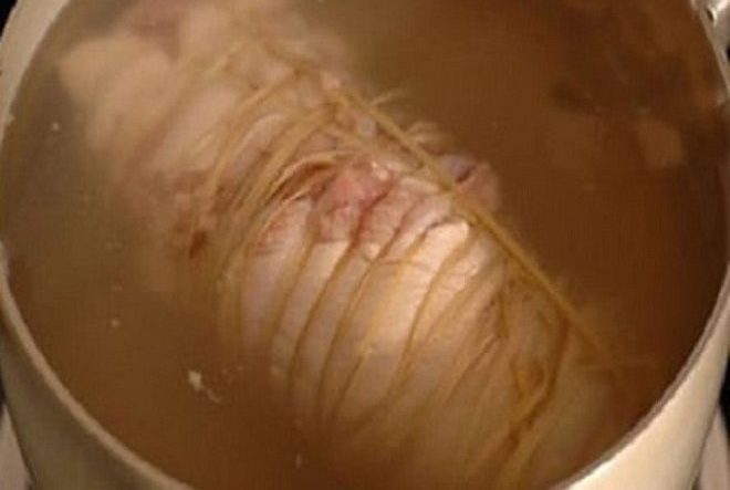 nồi thịt bắp heo đang đun