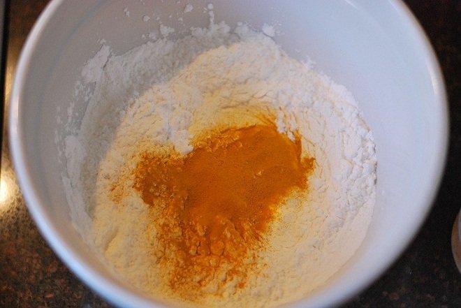 pha bột bánh xèo với bột nghệ