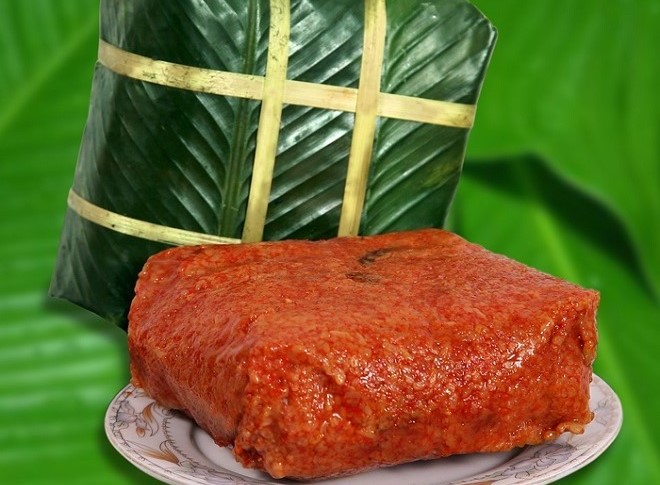 phần bánh chưng gấc đỏ tươi