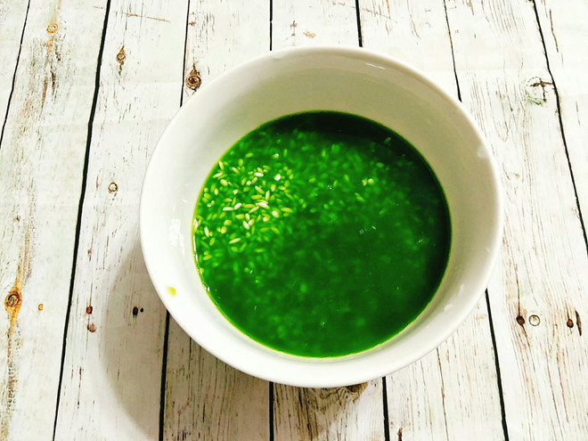 phần nếp ngâm trong nước lá dứa
