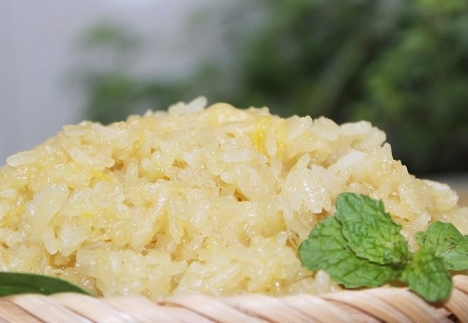 phần xôi sầu riêng chín màu vàng nhạt