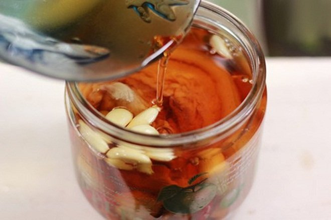 rót nước mắm vào hũ thủy tinh ngâm thịt