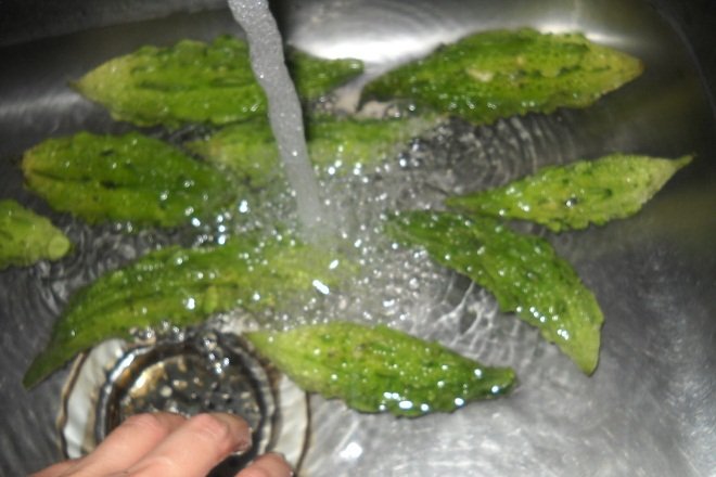 rửa khổ qua trong bồn