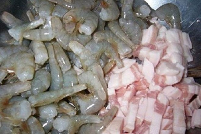 sơ chế tôm và thịt làm nhân bánh xèo