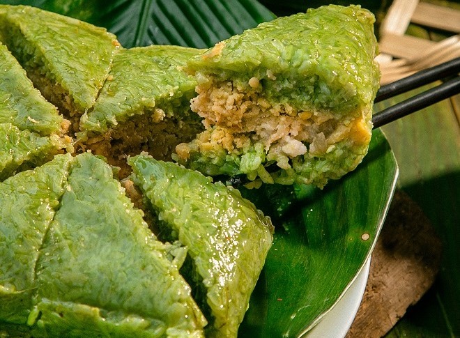 thành phẩm bánh màu xanh khi luộc chín