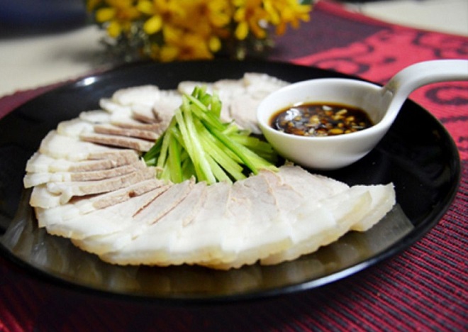 thành phẩm thịt ba chỉ luộc bày trí trang nhã