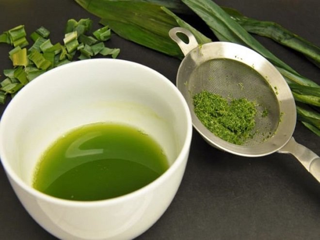 thao tác lọc nước cốt lá dứa