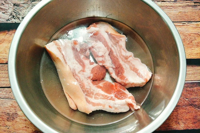 thau rửa thịt ba chỉ với giấm