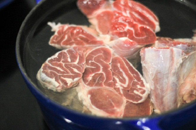 thịt bắp bò ngâm nước rửa sạch