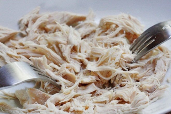 thịt gà luộc xé miếng nhỏ