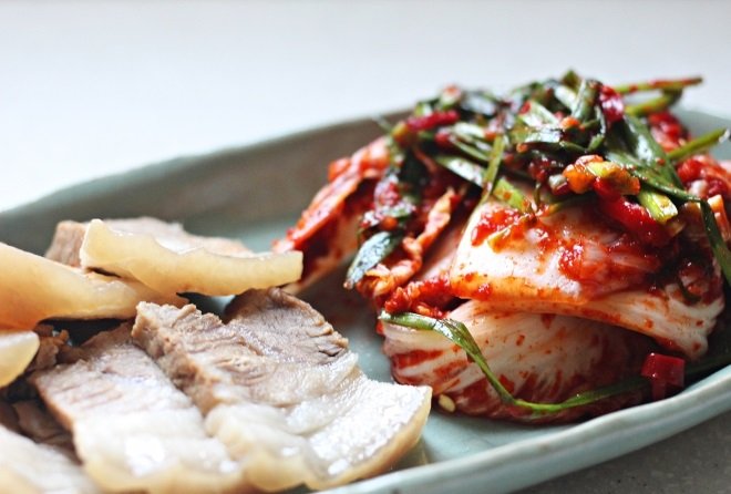 thịt heo luộc ăn với kim chi Hàn Quốc