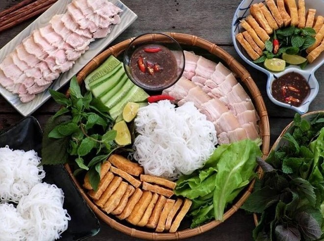 thịt luộc ăn cùng mắm tôm và đậu hũ