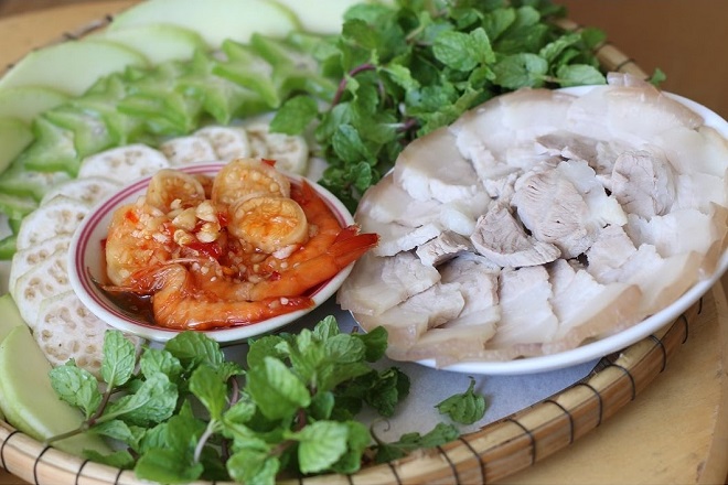 thịt luộc chấm kèm mắm tôm chua