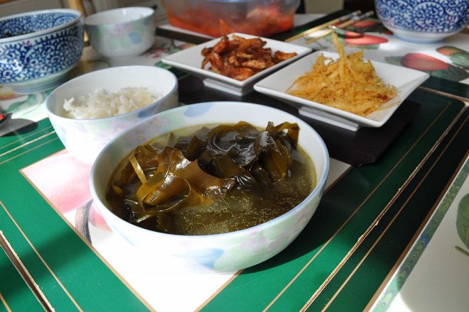 tô canh rong biển ăn với cơm