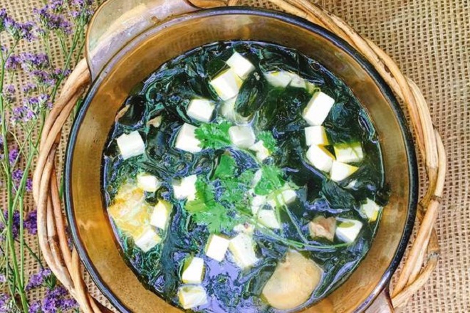 tô canh rong biển nấu thịt gà đậu hũ